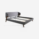 Cama tela color gris sobre fondo gris de estudio