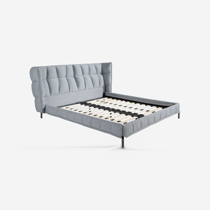 Cama tela color gris azulado claro + somier sobre fondo gris de estudio