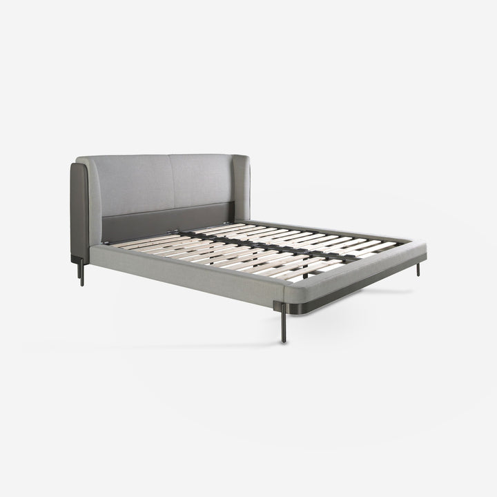 Cama tela color gris claro sobre fondo gris de estudio