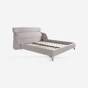 Cama tela color gris claro sobre fondo gris de estudio