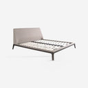 Cama tela color gris sobre fondo gris de estudio