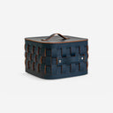 Cesta decorativa de almacenaje cuadrada en piel regenerada azul oscuro con tapa sobre fondo gris