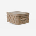 Cesta decorativa de almacenaje rectangular en piel regenerada visón oscuro con tapa sobre fondo gris