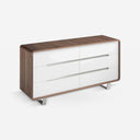 Cómoda madera blanco, nogal y acero cromado sobre fondo gris de estudio