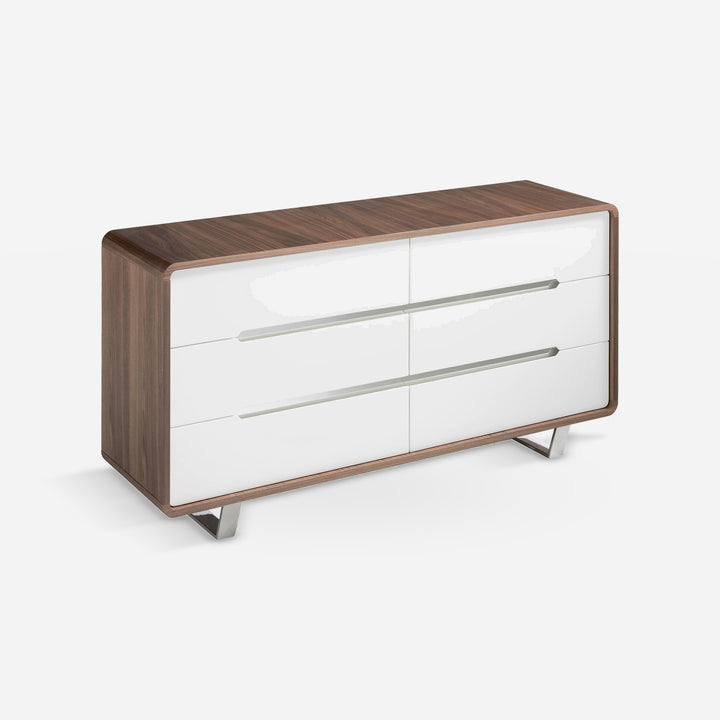Cómoda madera blanco, nogal y acero cromado sobre fondo gris de estudio