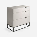 Cómoda madera gris y acero negro sobre fondo gris de estudio