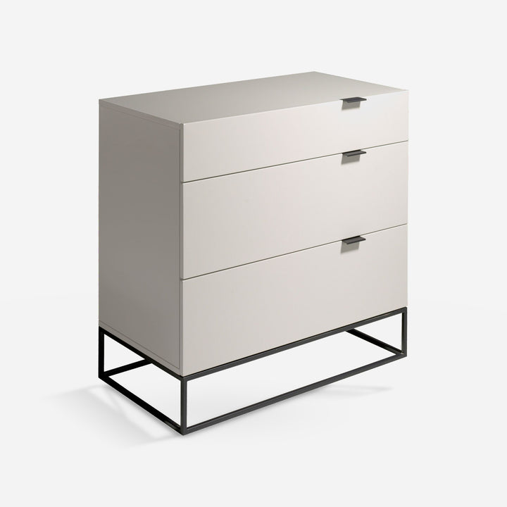 Cómoda madera gris y acero negro sobre fondo gris de estudio