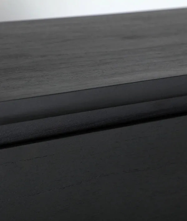 Cómoda THIERS negra en madera de mindi de estilo moderno y versátil