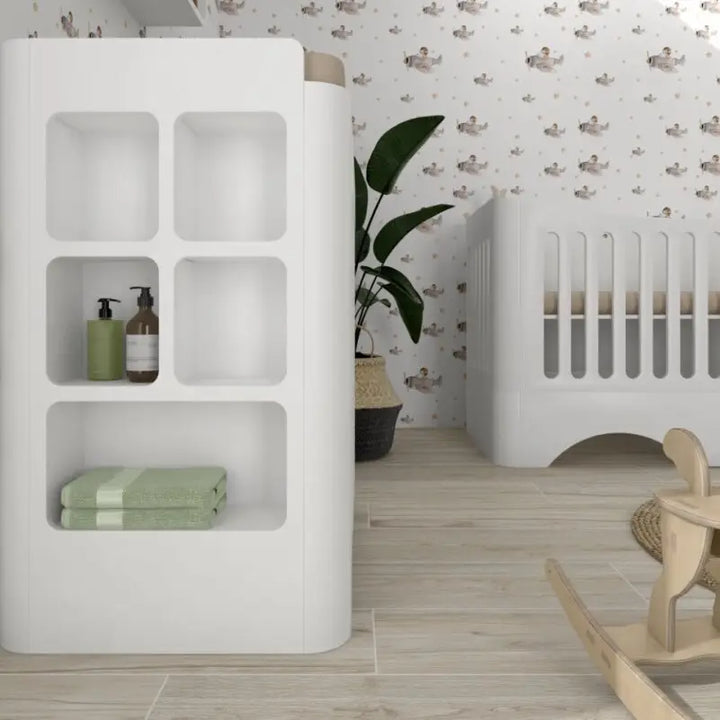cómoda blanca para niños y cuna