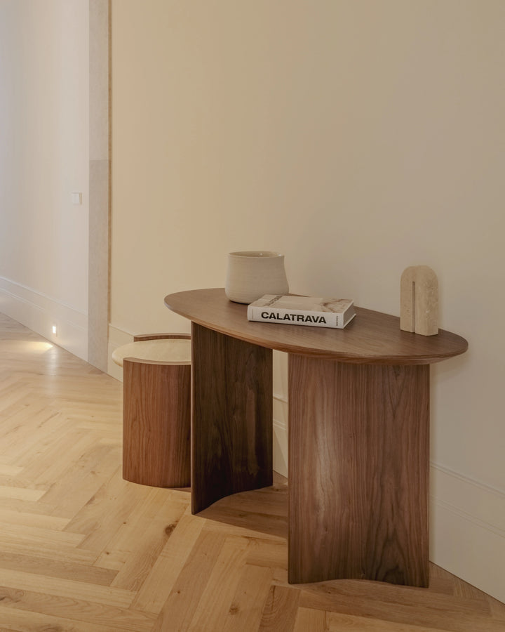 Consola Brisa en madera de roble o nogal en ambiente decorado
