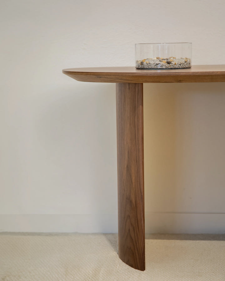 Consola Brisa en madera de roble o nogal en ambiente decorado (3)