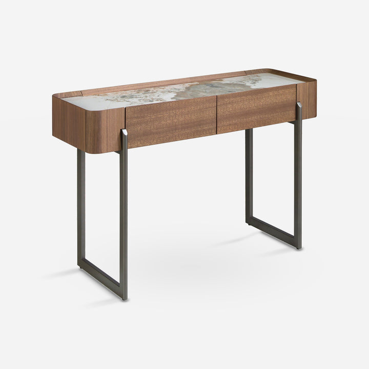 Consola rectangular mármol porcelánico, nogal y acero visón metal sobre fondo gris de estudio