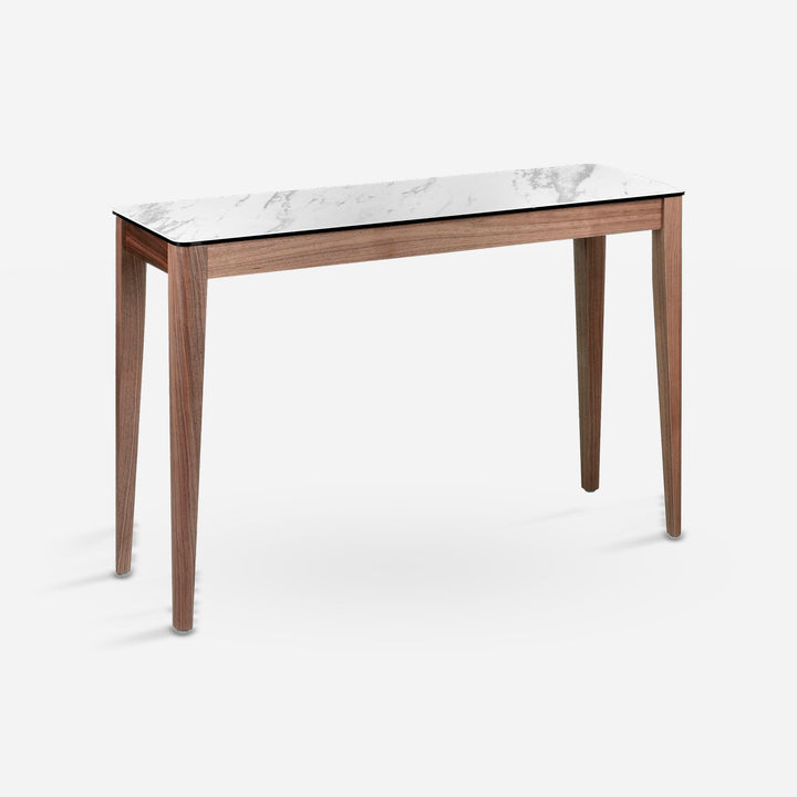 Consola rectangular mármol porcelánico y nogal sobre fondo gris de estudio