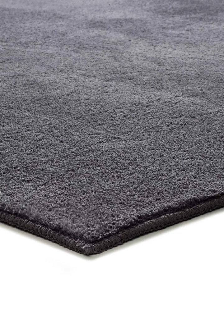 ALFOMBRA CORALINE LISO DE ESTILO MINIMALISTA EN COLOR ANTRACITA en ambiente decorado (2)