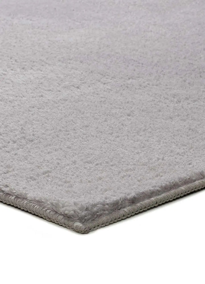 ALFOMBRA CORALINE LISO DE ESTILO MINIMALISTA EN COLOR PLATA en ambiente decorado (2)