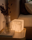 Lámpara de mesa Cube en seda natural