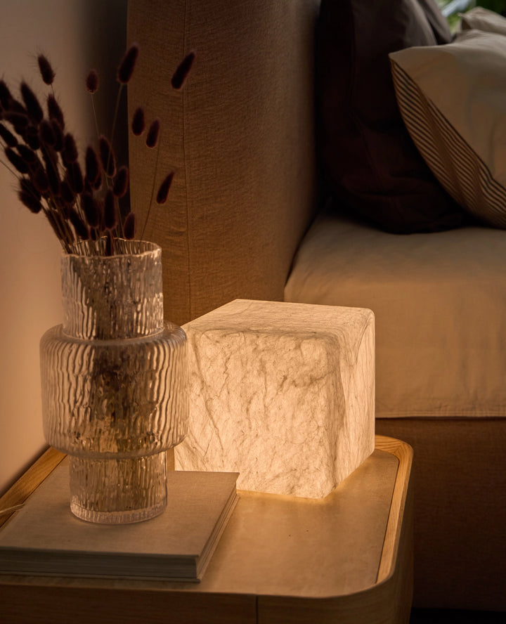 Lámpara de mesa Cube en seda natural
