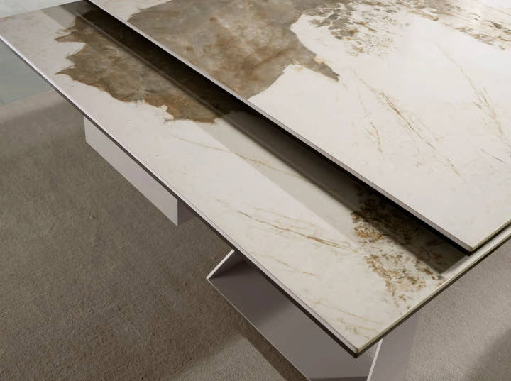 Mesa comedor extensible rectangular mármol porcelánico y acero color champagne - Mesa de comedor - El Workshop - marmol - porcelanico - blanco - con - vetas - en - tonos - tierra