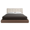 Gecapitonneerd bed in gebroken witte stof en bruin kunstleer