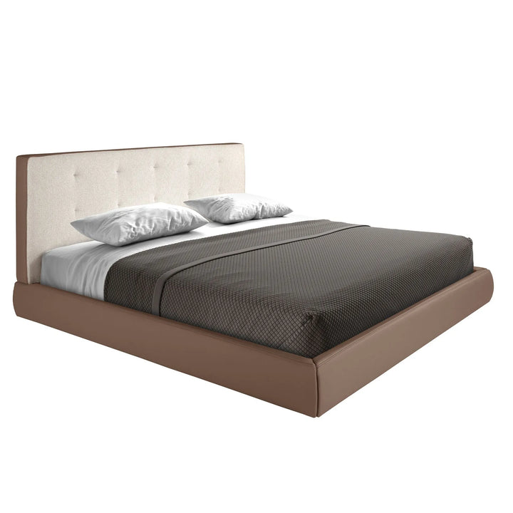 Gecapitonneerd bed in gebroken witte stof en bruin kunstleer