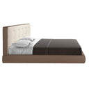 Gecapitonneerd bed in gebroken witte stof en bruin kunstleer