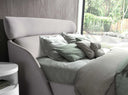 Lichtgrijs stoffen bed