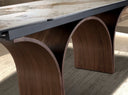 Mesa comedor extensible ovalada barril mármol porcelánico y acero efecto nogal