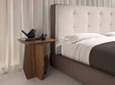 Gecapitonneerd bed in gebroken witte stof en bruin kunstleer
