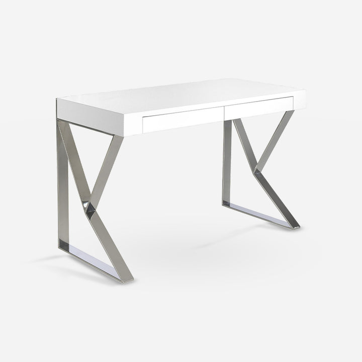 Escritorio madera blanco y acero cromado sobre fondo gris de estudio