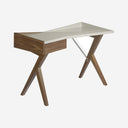Escritorio nogal con tapa de madera gris claro neutro, foto de producto sobre fondo gris de estudio