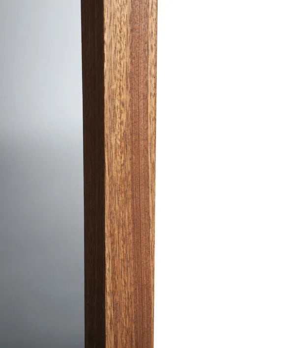 SPIEGEL BUSK zachtheid en warmte in een eigentijds ontwerp in bruin