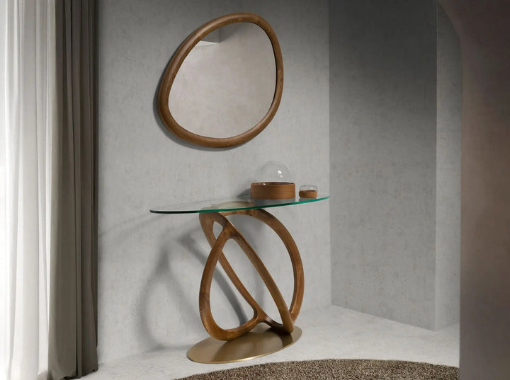 espejo decorativo de forma orgánica con marco de madera nogal