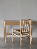 escritorio estilo mid century modern de madera clara