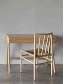 escritorio estilo mid century modern de madera clara