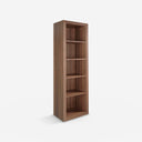 Estantería de madera nogal sobre fondo gris de estudio