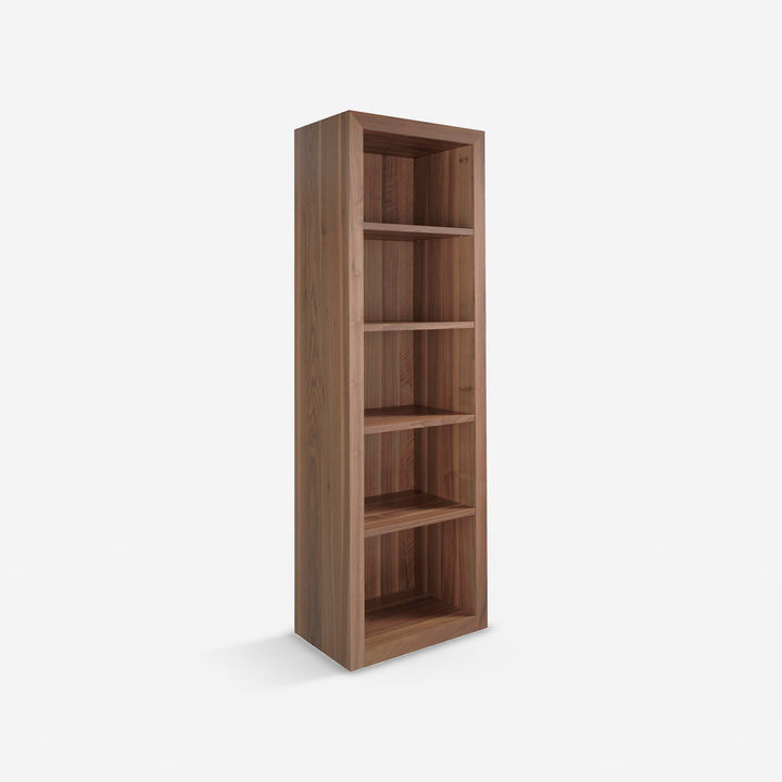 Estantería de madera nogal sobre fondo gris de estudio