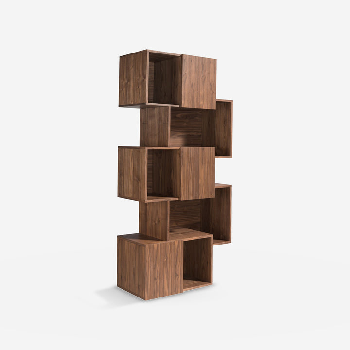 Estantería madera nogal con puertas sobre fondo gris de estudio