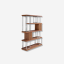 estantería modular con repisas de madera y estructura vertical de tubos metálicos cromados