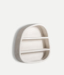 Librería ARNSBERG madera blanco roto de forma orgánica