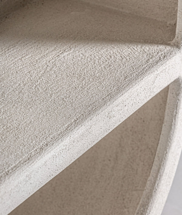 Librería ARNSBERG madera blanco roto de forma orgánica