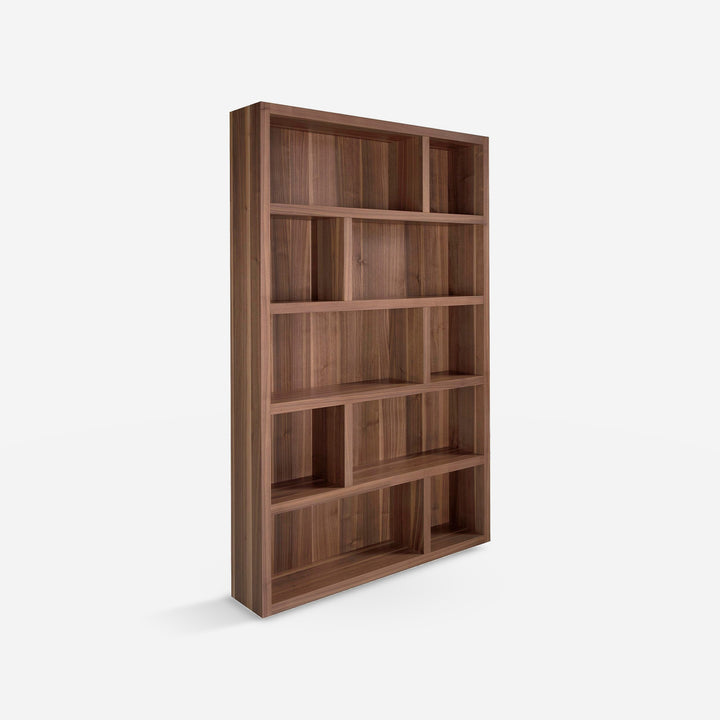 Estantería de madera nogal sobre fondo gris de estudio