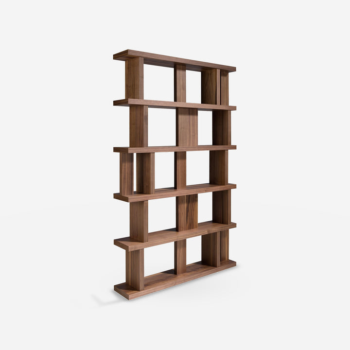 Estantería madera nogal sobre fondo gris de estudio