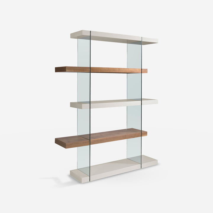 Estantería madera nogal y cristal sobre fondo gris de estudio