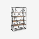 estantería de estilo industrial con repisas de madera y estructura metálica negra en diseño geométrico
