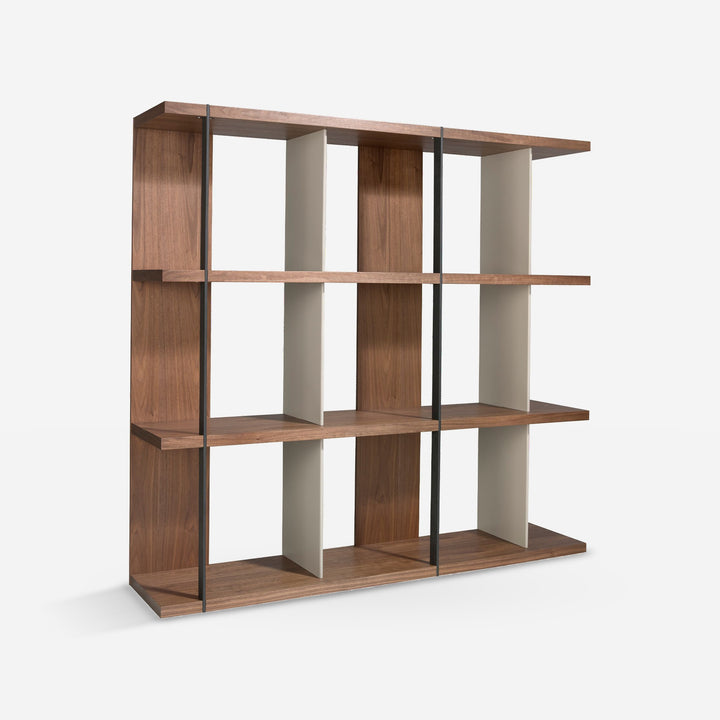Estantería nogal y madera gris sobre fondo gris de estudio