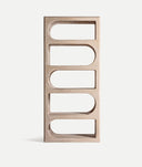 Librería WERLE madera en marrón claro, estructura vertical con huecos geométricos