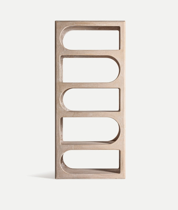 Librería WERLE madera en marrón claro, estructura vertical con huecos geométricos