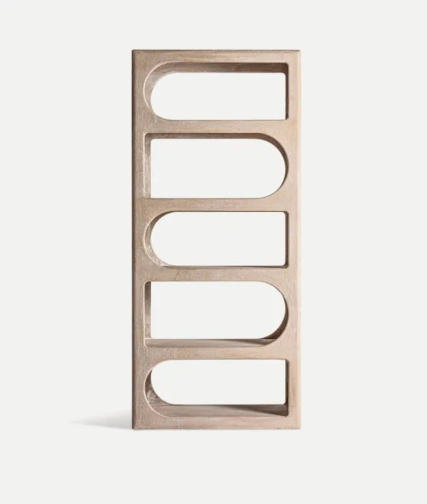 WERLE boekenkast in lichtbruin hout, verticale structuur met geometrische uitsparingen