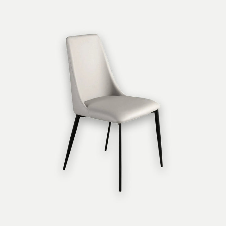 Silla polipiel gris claro sobre fondo gris de estudio