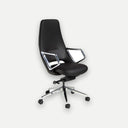 Silla oficina giratoria polipiel negro sobre fondo gris de estudio
